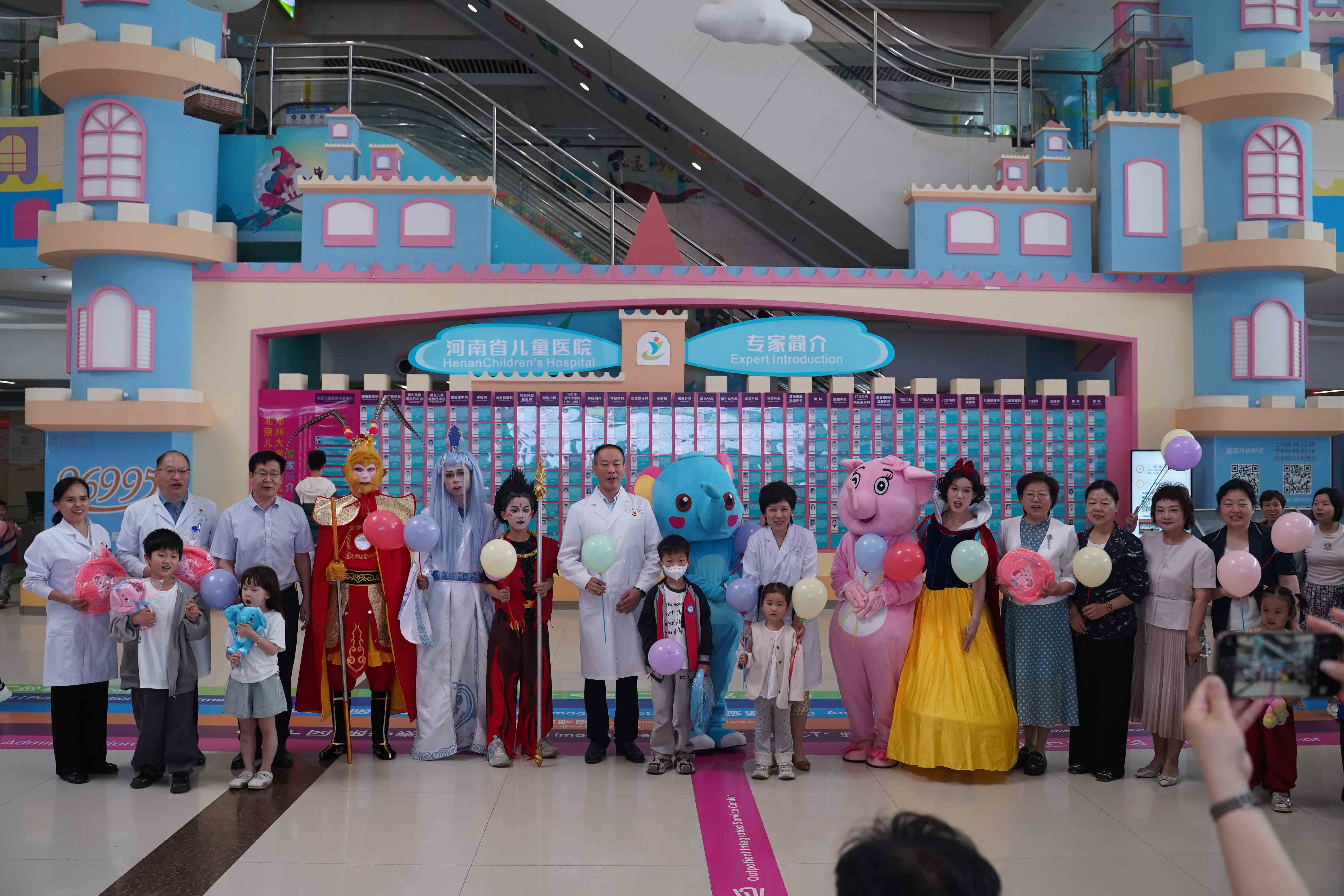 2025年6月1日，河南省兒童醫(yī)院“快樂六一·健康成長”主題健康節(jié)盛大開啟！四院區聯動，專家義診、趣味活動、驚喜禮物一站式配齊，讓孩子在歡笑中收獲健康知識，在互動中感受醫(yī)學魅力。